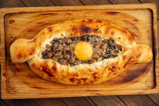 Khachapuri adjarian georgiano con tuorlo d'uovo