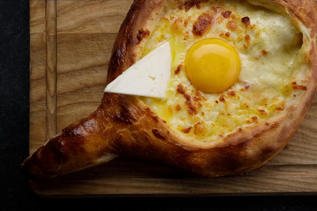 Khachapuri adjarian su una tavola di legno