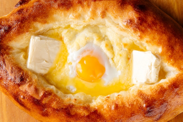 Khachapuri Ajarian con uovo e tuorlo liquido