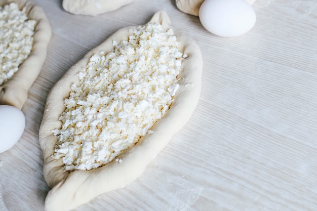 Khachapuri Ajarian fatto in casa con formaggio Suluguni