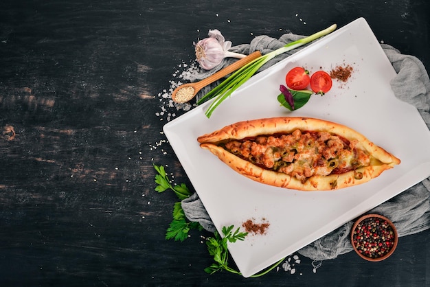 Khachapuri con carne Cucina georgiana Vista dall'alto su sfondo di legno Copia spazio