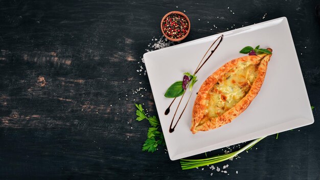 Khachapuri con formaggio Cucina georgiana Vista dall'alto su sfondo di legno Spazio di copia