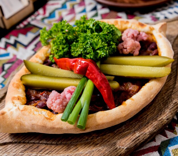 Khachapuri con formaggio, verdure e uova. Cucina nazionale georgiana.