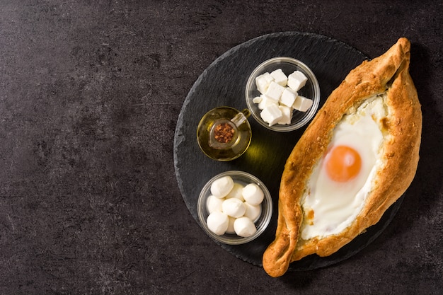 Khachapuri georgiano adjarian tradizionale con formaggio e uova