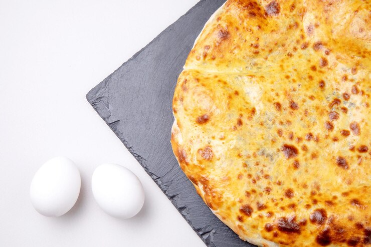 Khachapuri imeretiano su sfondo chiaro decorato