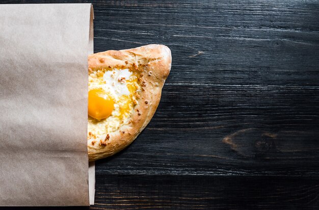 Khachapuri in Adzharian con formaggio Adyghe, formaggio e tuorlo. Cibo tradizionale caucasico