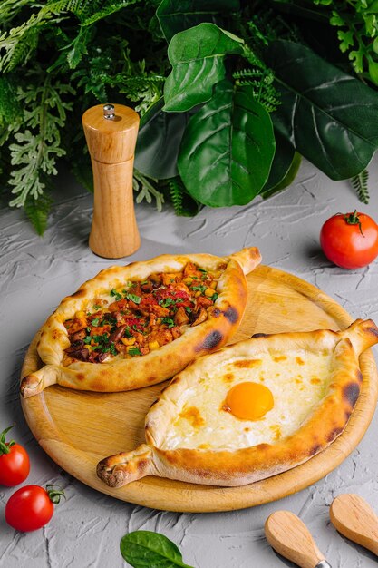 Khachapuri tradizionale georgiano su tavola di legno