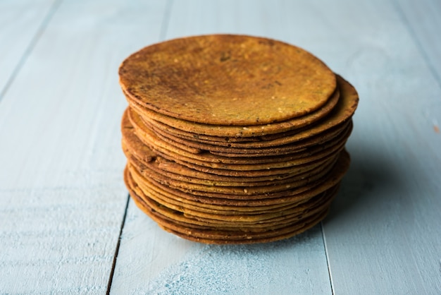 Khakhra o Khakra è un cracker sottile è un popolare cibo per la colazione Jain, Gujarati e Rajasthani. Servito con tè caldo e ketchup. Su sfondo colorato o in legno