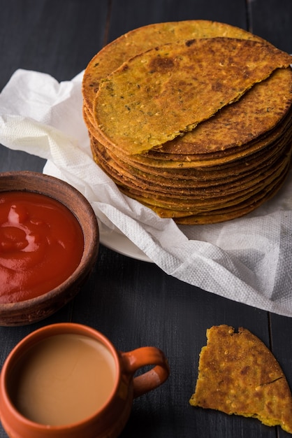 Khakhra o Khakra è un cracker sottile è un popolare cibo per la colazione Jain, Gujarati e Rajasthani. Servito con tè caldo e ketchup. Su sfondo colorato o in legno