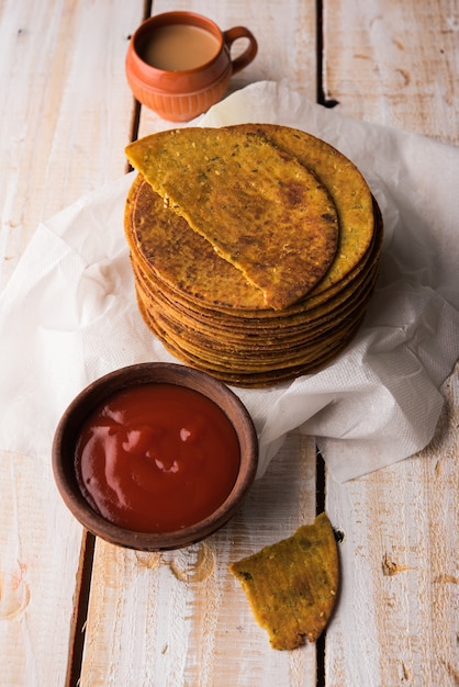 Khakhra o Khakra è un cracker sottile è un popolare cibo per la colazione Jain, Gujarati e Rajasthani. Servito con tè caldo e ketchup. Su sfondo colorato o in legno