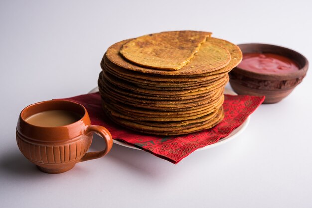 Khakhra o Khakra è un cracker sottile è un popolare cibo per la colazione Jain, Gujarati e Rajasthani. Servito con tè caldo e ketchup. Su sfondo colorato o in legno