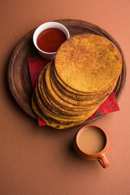 Khakhra o Khakra è un cracker sottile è un popolare cibo per la colazione Jain, Gujarati e Rajasthani. Servito con tè caldo e ketchup. Su sfondo colorato o in legno