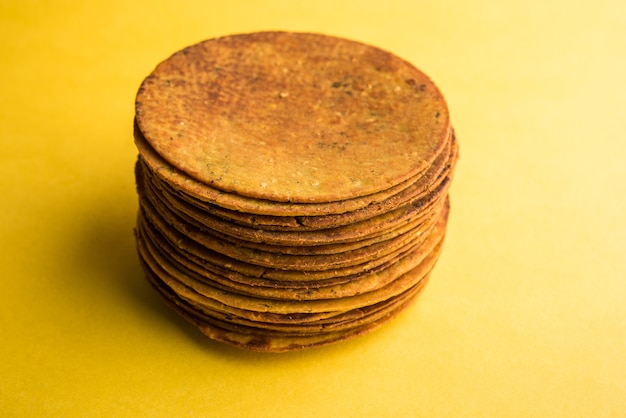 Khakhra o Khakra è un cracker sottile è un popolare cibo per la colazione Jain, Gujarati e Rajasthani. Servito con tè caldo e ketchup. Su sfondo colorato o in legno