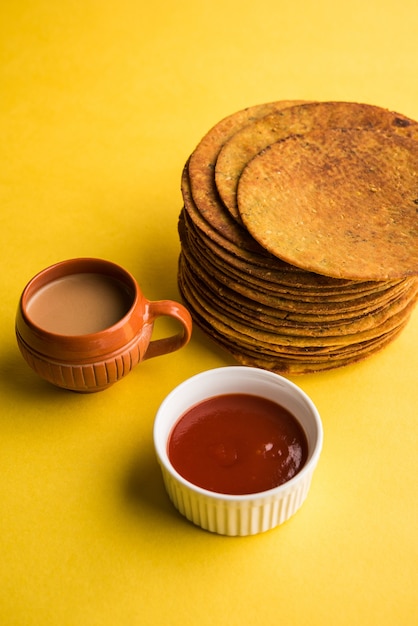 Khakhra o Khakra è un cracker sottile è un popolare cibo per la colazione Jain, Gujarati e Rajasthani. Servito con tè caldo e ketchup. Su sfondo colorato o in legno