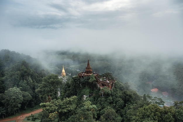 Khao Na Nai Luang Dharma Park, antica pagoda sulla collina di nebbia al mattino a Suratthani, Thailandia