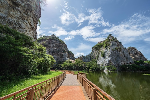 Khao Ngu Stone Park Nella provincia di Ratchaburi era una vecchia miniera Successivamente sviluppata e migliorata per essere un'attrazione turistica Comodo trasporto