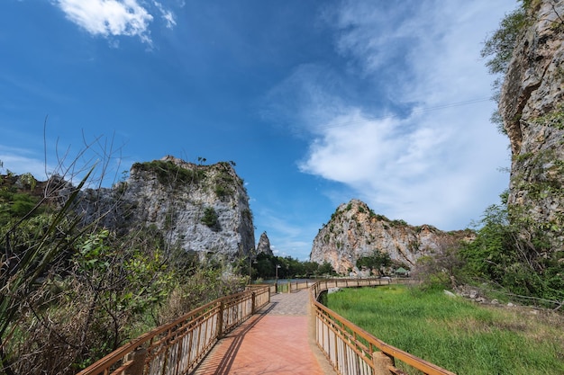 Khao Ngu Stone Park Nella provincia di Ratchaburi era una vecchia miniera Successivamente sviluppata e migliorata per essere un'attrazione turistica Comodo trasporto