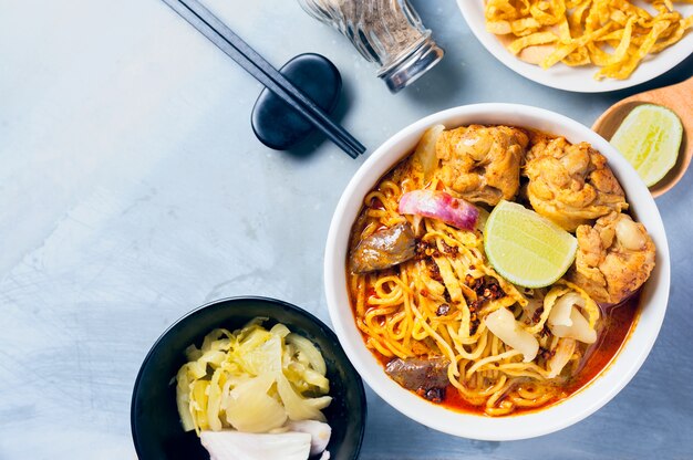 Khao Soi Kai, tagliatella all&#39;uovo stile nordico in pollo al curry con ingredienti. Cibo thailandese