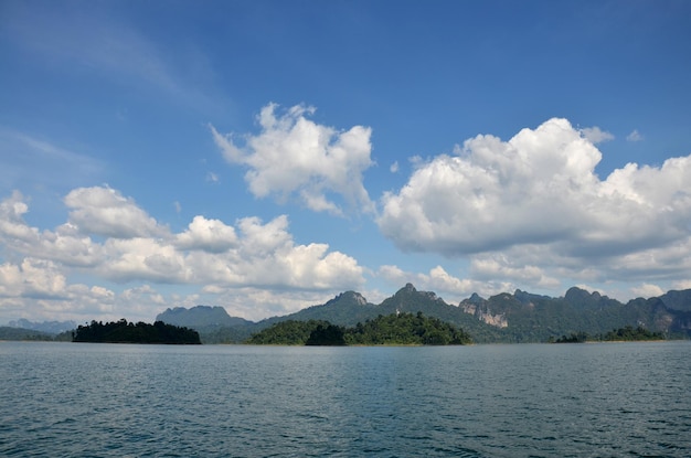 Khao Sok National Park nel lago Cheow Lan a Ratchaprapa o Rajjaprabha Dam Reservoir nella provincia di Surat Thani Thailandia