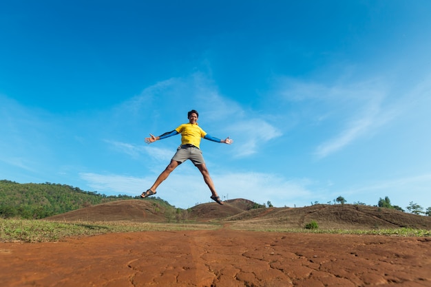 Khao ya, montagna del paesaggio e cielo blu a Ranong, Tailandia