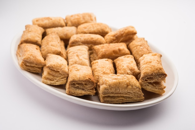 Khari Il biscotto sfoglia o la pasta croccante è uno snack indiano per l'ora del tè