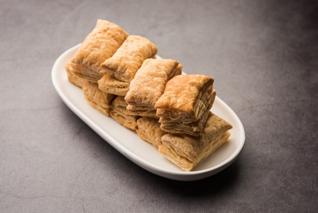 Khari Il biscotto sfoglia o la pasta croccante è uno snack indiano per l'ora del tè