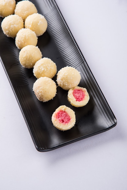 Kheer Kadam o Raskadam è un popolare dolce bengalese o mithai preparato specialmente durante le feste. Rassgulla è ricoperto di paneer tostato, Khoya e cocco. Servito in una ciotola su sfondo lunatico.