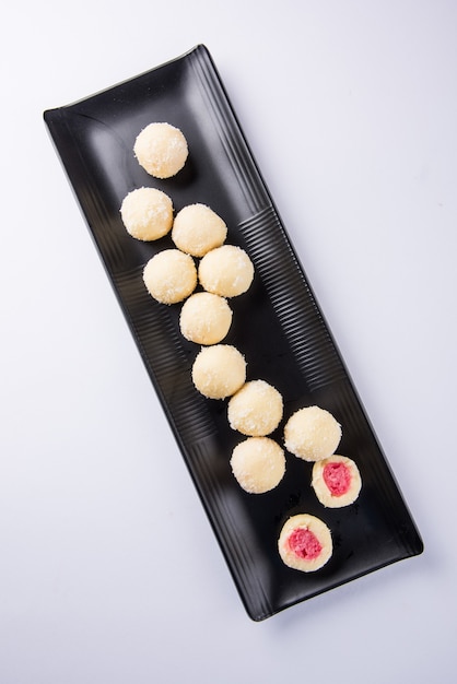 Kheer Kadam o Raskadam è un popolare dolce bengalese o mithai preparato specialmente durante le feste. Rassgulla è ricoperto di paneer tostato, Khoya e cocco. Servito in una ciotola su sfondo lunatico.