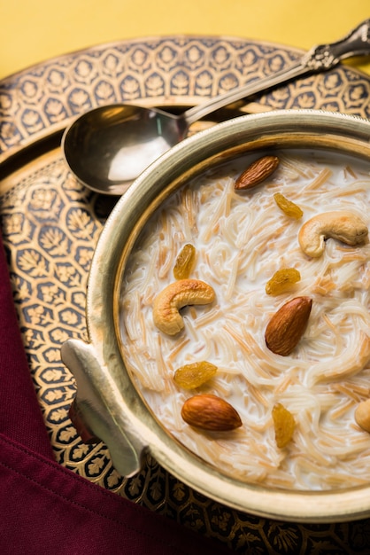 Khir o kheer payasam noto anche come Sheer Khurma Seviyan consumato soprattutto su Eid o qualsiasi altro festival in India o in Asia. Servito con topping di frutta secca in una ciotola