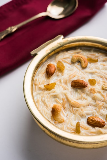 Khir o kheer payasam noto anche come Sheer Khurma Seviyan consumato soprattutto su Eid o qualsiasi altro festival in India o in Asia. Servito con topping di frutta secca in una ciotola