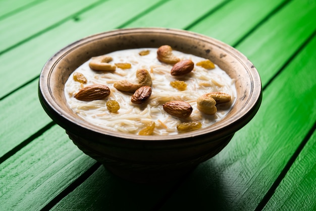 Khir o kheer payasam noto anche come Sheer Khurma Seviyan consumato soprattutto su Eid o qualsiasi altro festival in India o in Asia. Servito con topping di frutta secca in una ciotola