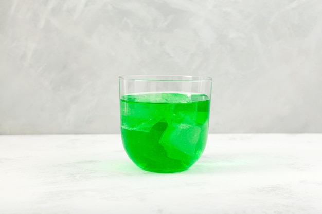 Khus Sharbat o Green Vetiver Drink Bicchiere di estratto di Chrysopogon zizanioides con cubetti di ghiaccio