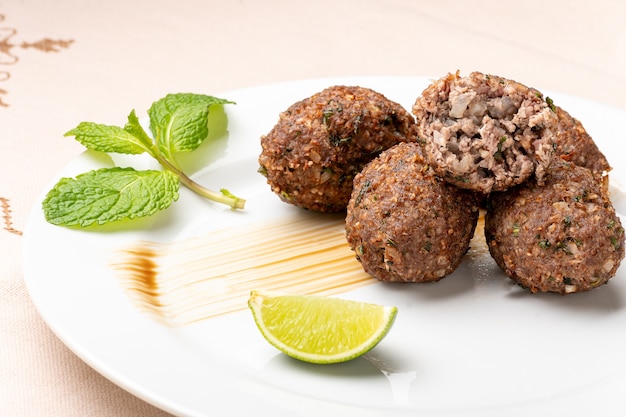 Kibbeh al forno su un piatto bianco cibo arabo