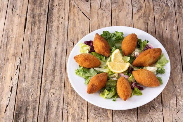 Kibbeh libanese tradizionale sulla tavola di legno