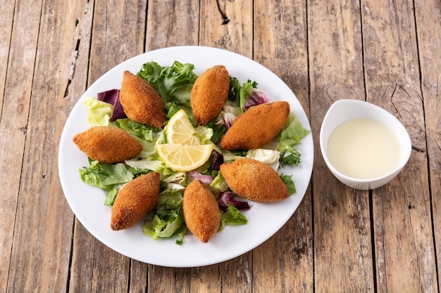 Kibbeh libanese tradizionale sulla tavola di legno