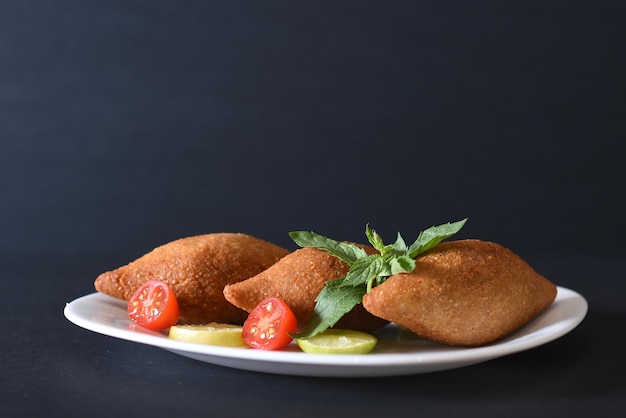 Kibbeh, una forma della parola araba kubbah o palla, è un alimento base nella cucina mediorientale. Realizzato