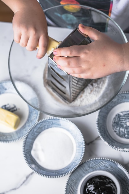 Kid chef cuoco in cucina Il bambino prepara il cibo Bambini che cucinano