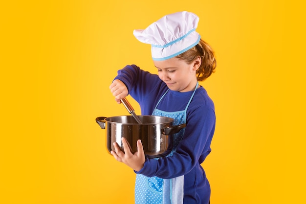 Kid cuoco con pentola e mestolo Chef kid preparare cibi sani Ritratto di bambino con cappelli da chef