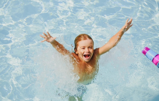 Kid nuoto bambini vacanze estive estate attrazioni concetto piscina