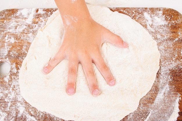 Kid rendendo handprint sul primo piano della pasta cruda