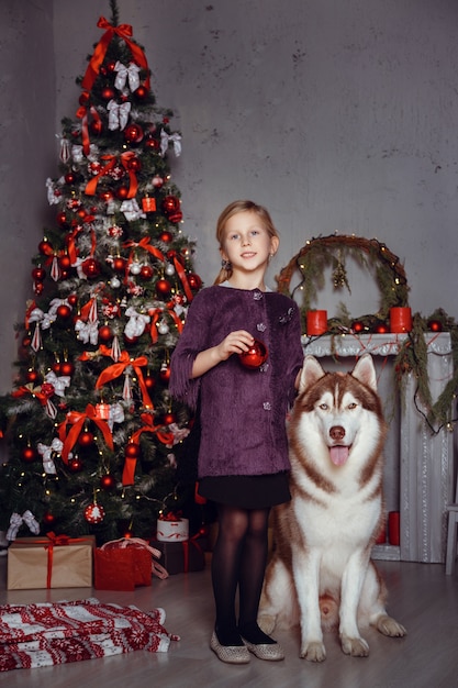 Kid vicino all'albero di Natale