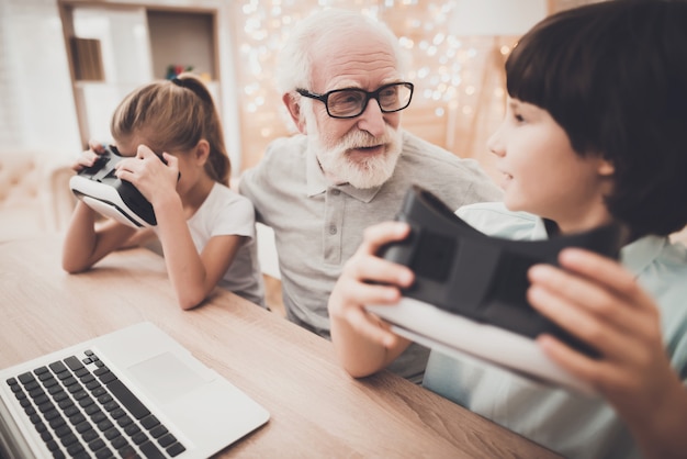 Kids in VR Glasses Giochi per computer con nonno