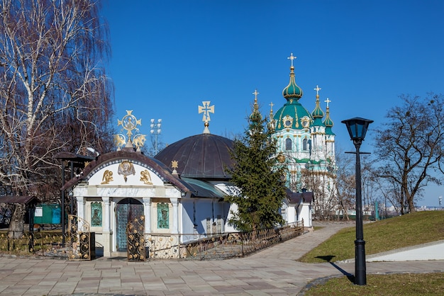 Kiev Città Vecchia Chiesa di San Nicola di Myra accanto al Museo Nazionale di Storia Ucraina