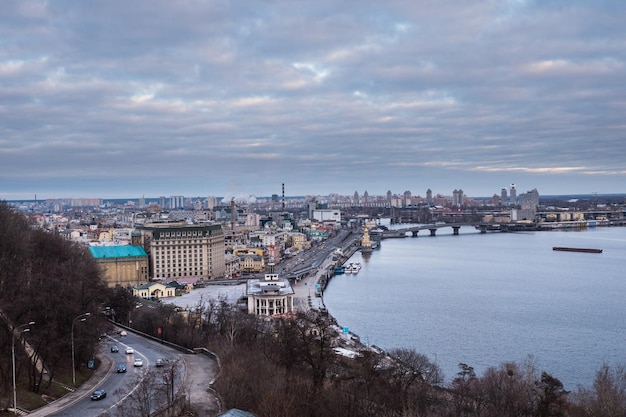 Kiev, mattina d'inverno, bella vista sul centro storico Podol. Fiume Dnipro, cielo nuvoloso.