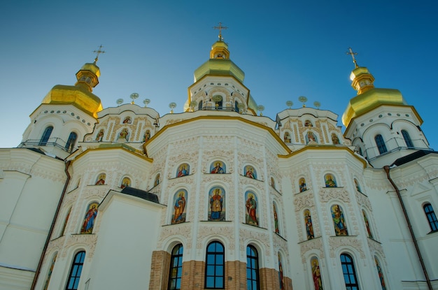 Kiev-Pechersk Lavra contro il cielo blu