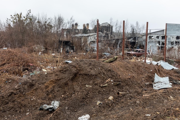 KIEV REG UCRAINA 02 aprile 2022 Devastazione del caos e morte in una stazione di servizio vista su un'autostrada KyivZhytomyr a 20 km da Kiev