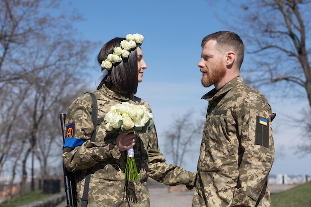 KIEV UCRAINA 07 aprile 2022 Guerra e amore Membri della difesa territoriale di Kiev si sono sposati a Kiev secondo le leggi della legge marziale Kiev Ucraina
