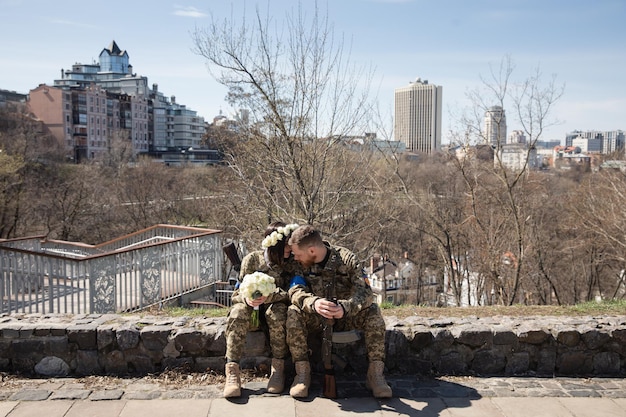 KIEV UCRAINA 07 aprile 2022 Guerra e amore Membri della difesa territoriale di Kiev si sono sposati a Kiev secondo le leggi della legge marziale Kiev Ucraina