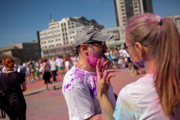 KIEV UCRAINA 10 giugno 2018 Ragazze e uomini al festival si cospargono a vicenda di vernici colorate