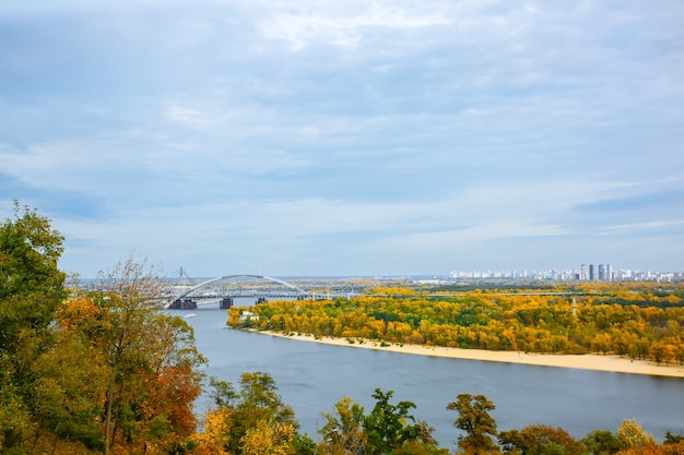 Kiev, UCRAINA - 12 OTTOBRE 2019: Vista dal ponte di Kiev sull'isola di Trukhaniv. Capitale autunnale dell'Ucraina. Paesaggio della città con il fiume Dnipro.